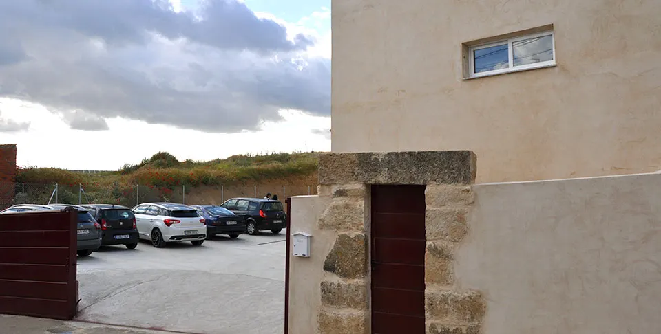 Nave y entrada de piedra de la bodega en Argujillo