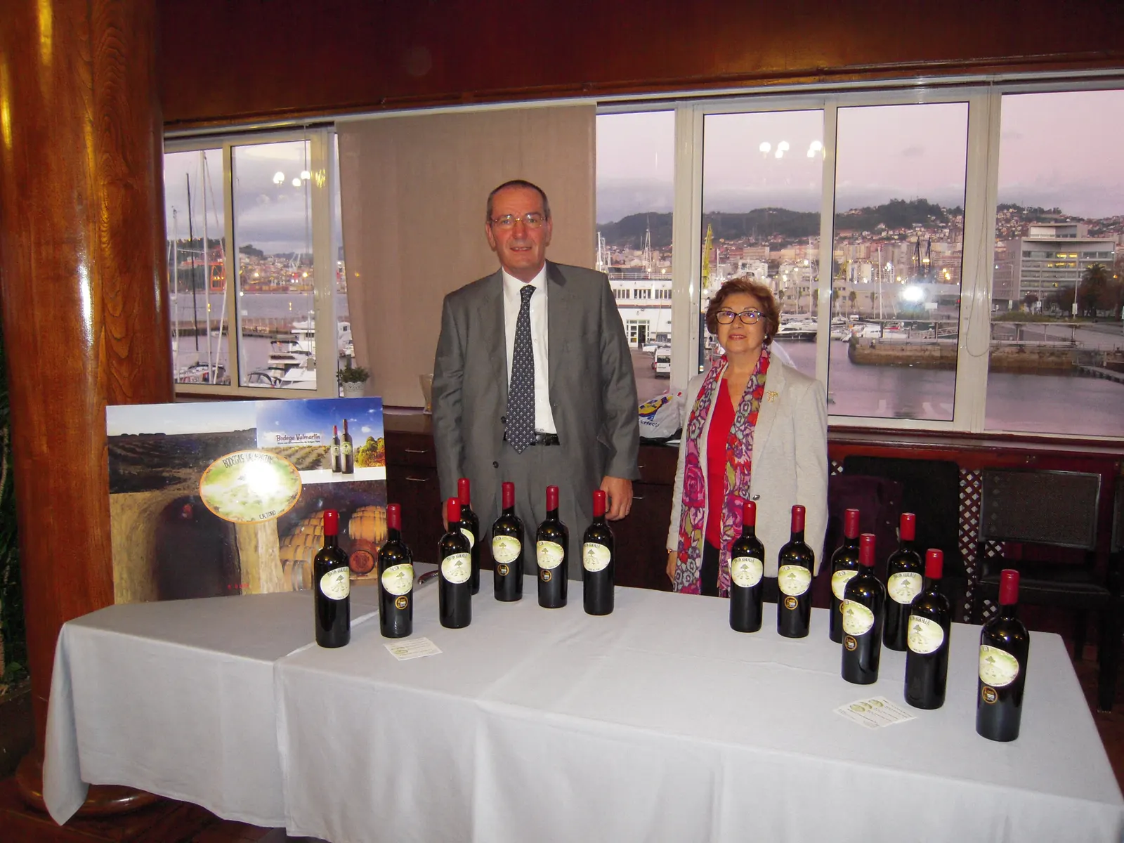 Martín Krachler y Cristina Sánchez con sus vinos en la jornada de la Casa de Zamora en Vigo